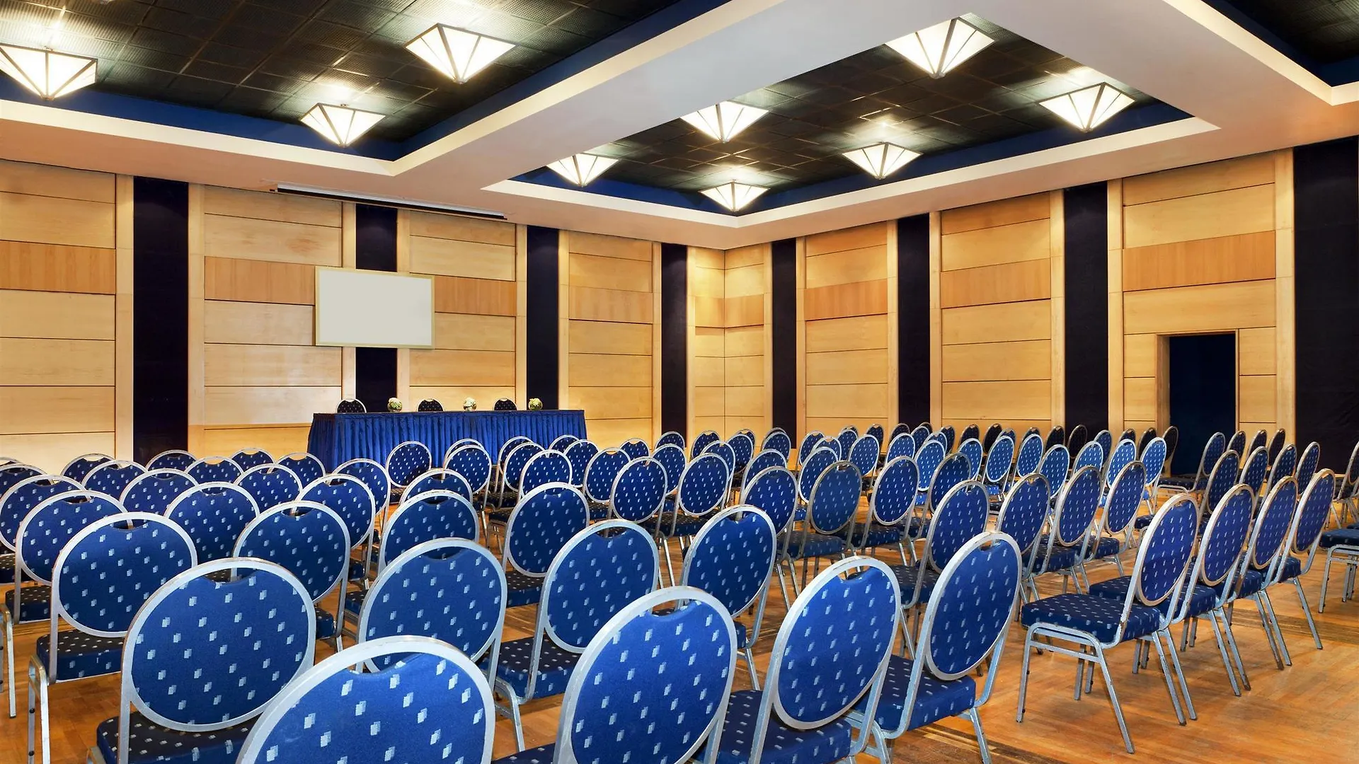 Mak Albania Hotel Тирана